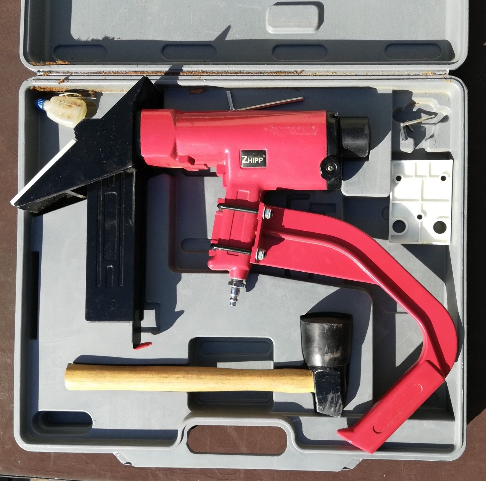 Zhipp Air Powered Floor Nailer with Box of Staples