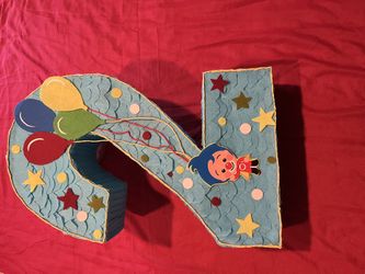 Piñata payasito de Plim Plim Plim mide 30 pulgadas de alto