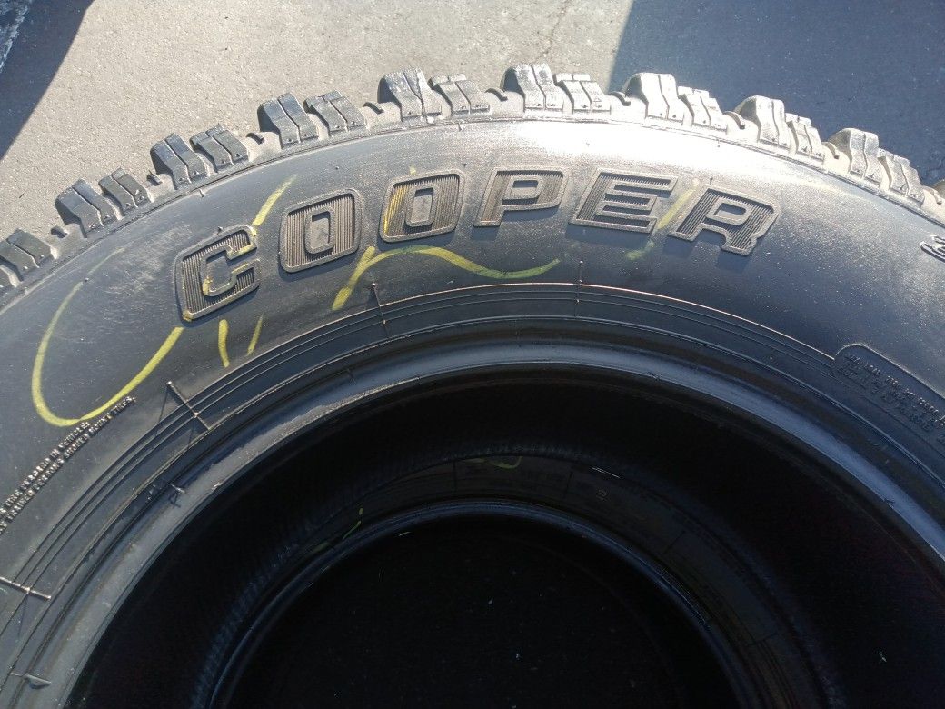 2 Llantas 33 X 12.50 R17 Cooper Discoverer