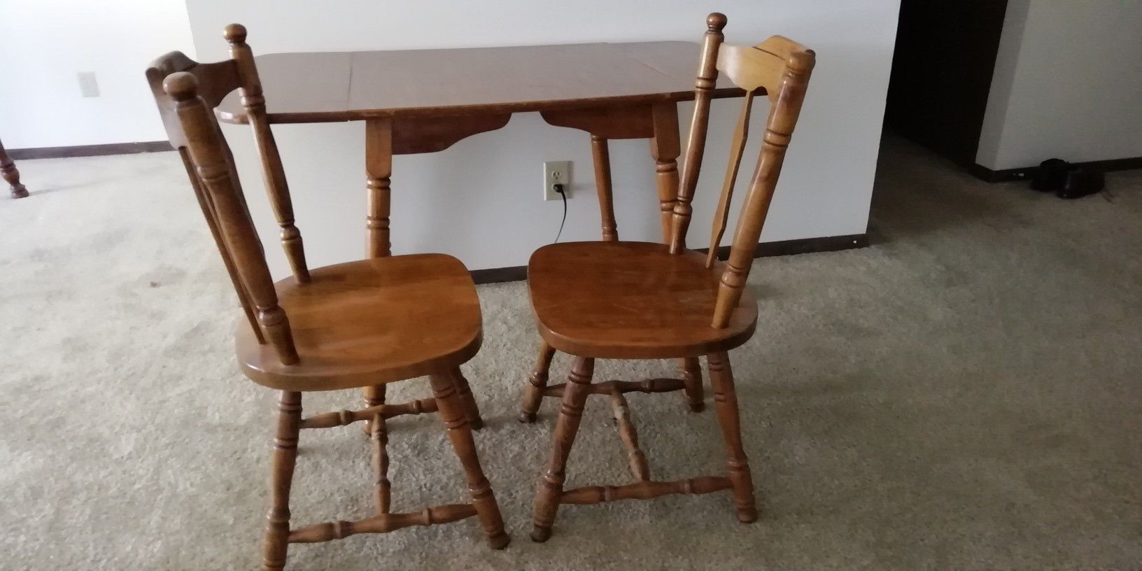 Drop leaf table with 2 chairs.