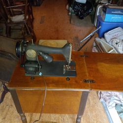 Vintage 1941 Singer Sewing Machine / Extras