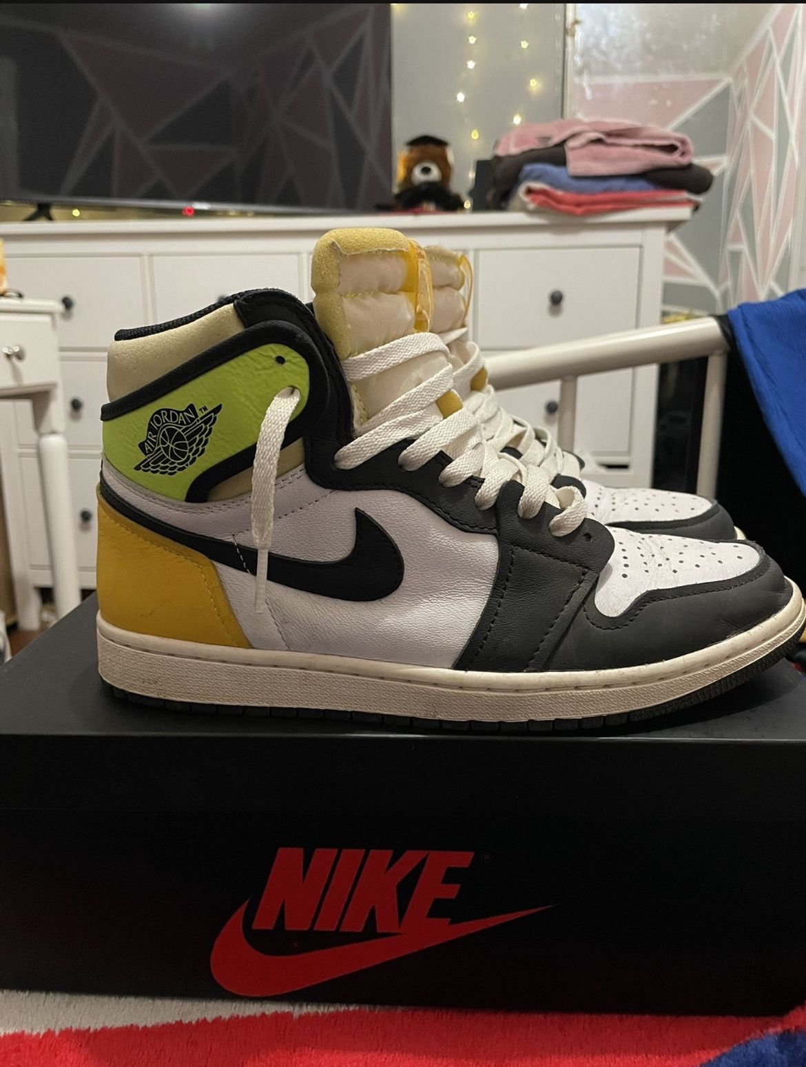 Jordan 1 Retro High | White Black Volt University Gold