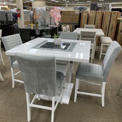 DINING SETS/KITCHEN TABLES
