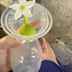 haakaa Breast Pump with Suction Base and Flower Stopper
