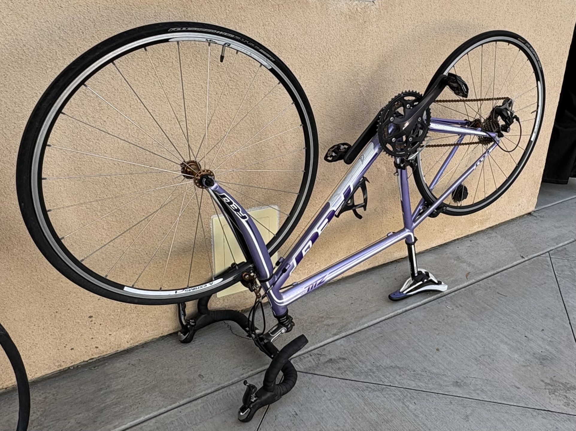 FELT Road Bike. Needs Tune Up. Carbon Fiber Fork. Shimano Breaks. Clip In Pedals.