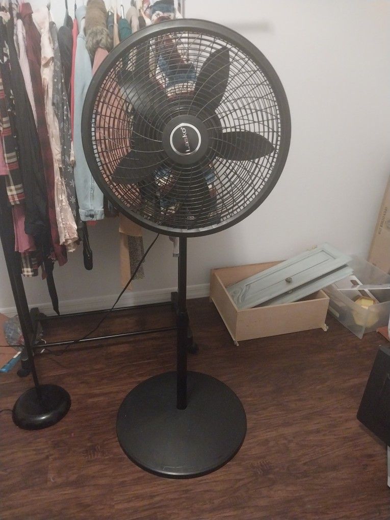 Lasko Oscillating Pedestal Floor Fan, Adjustable Height, 18, Black, 1827  for Sale in Phoenix, AZ - OfferUp