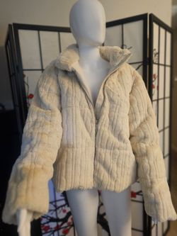 $89 Bearpaw textured sherpa jacket. Size M/L