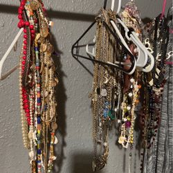 Used Custom Jewelry. Joyería De Fantasía Usada..