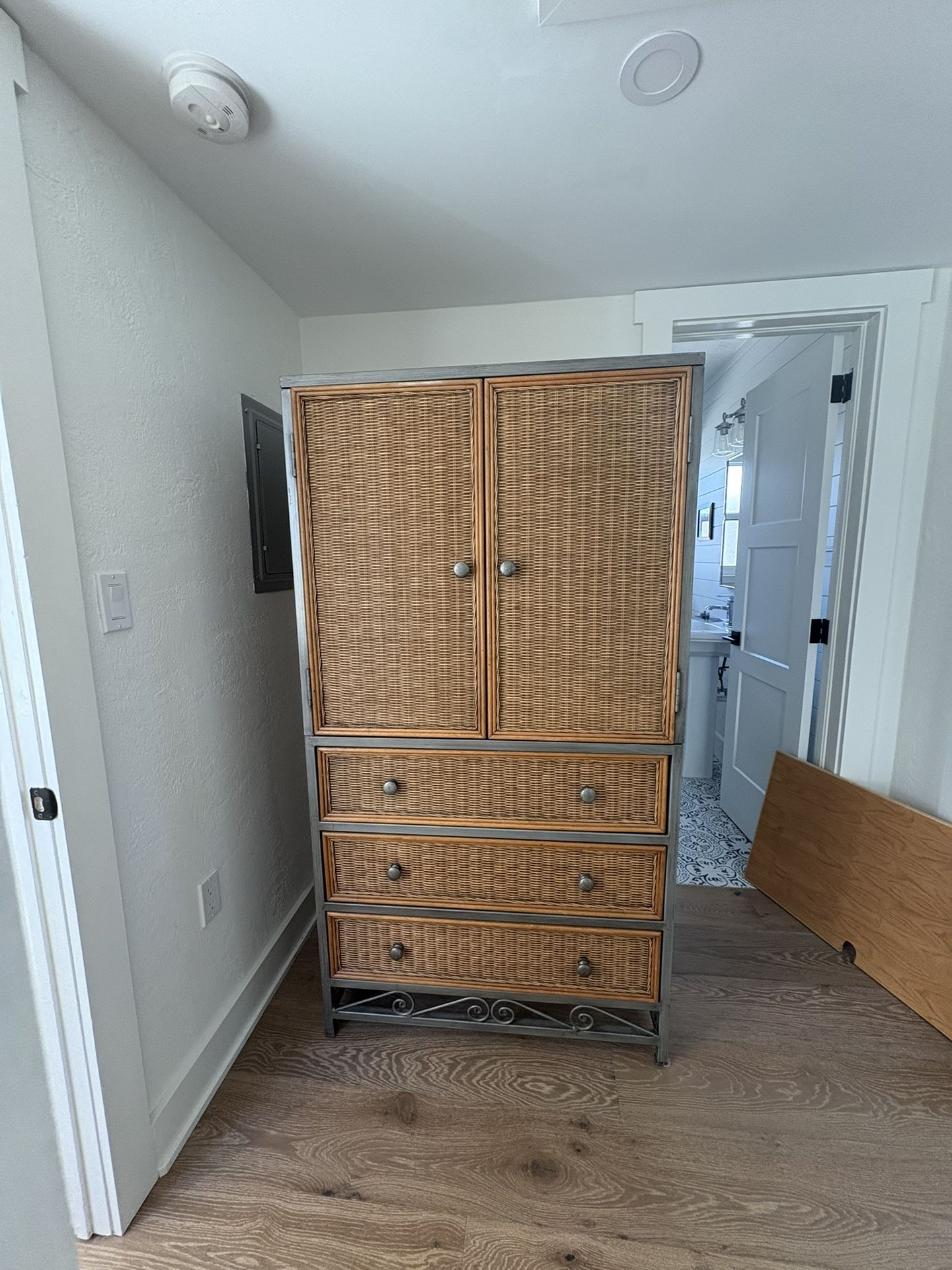 Armoire & TV Cabinet