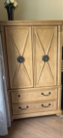 FREE. Armoire – wall unit– cabinet