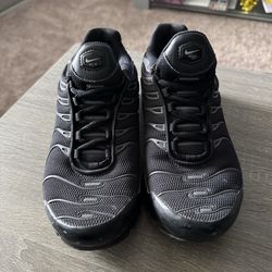 Nikes size 6Y