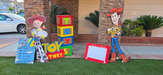 Toy Story cardboard cutouts and decorations for centerpieces.