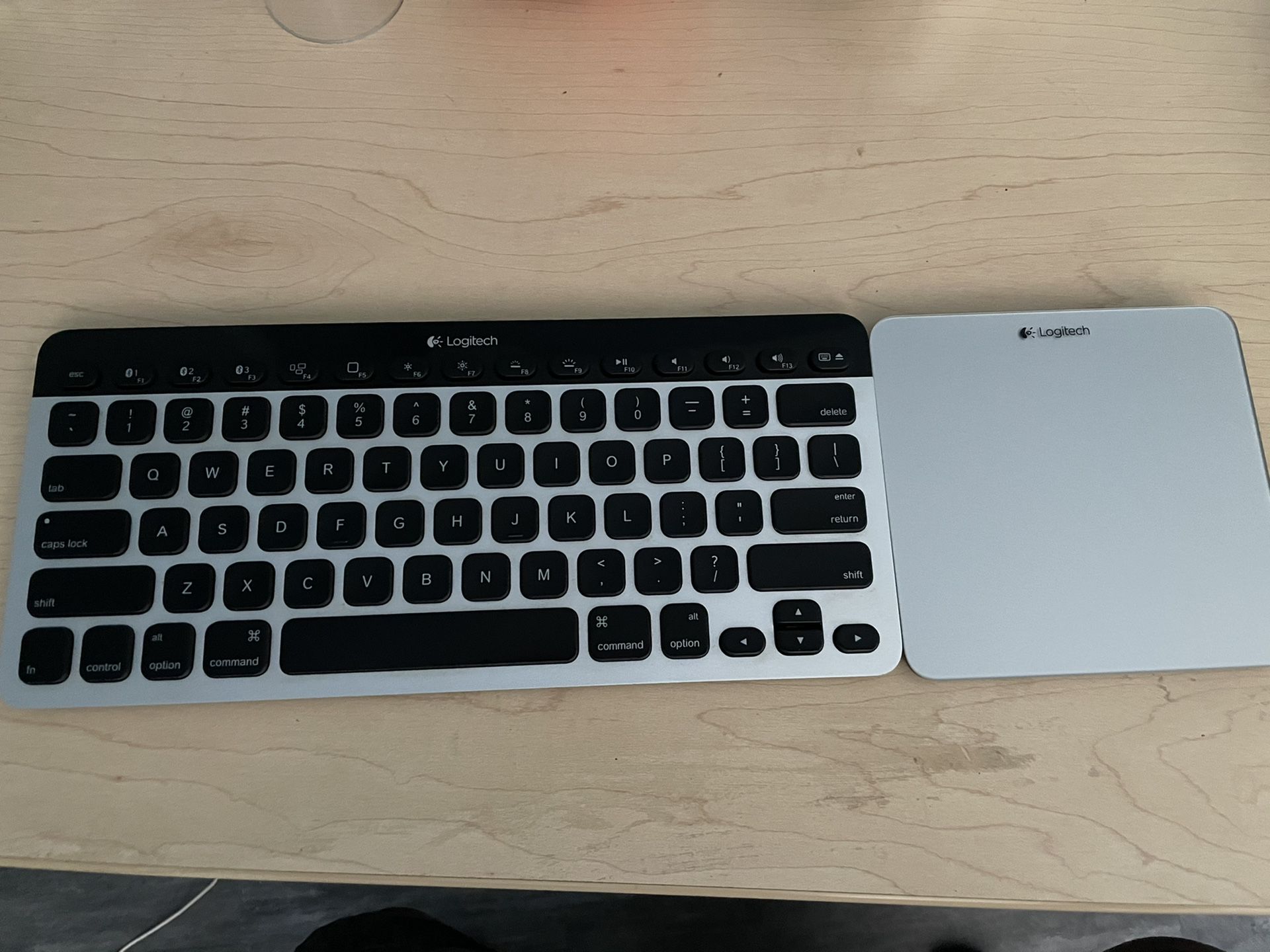 Wireless Bluetooth Logitech keyboard (K811) and mouse (T651) habló español