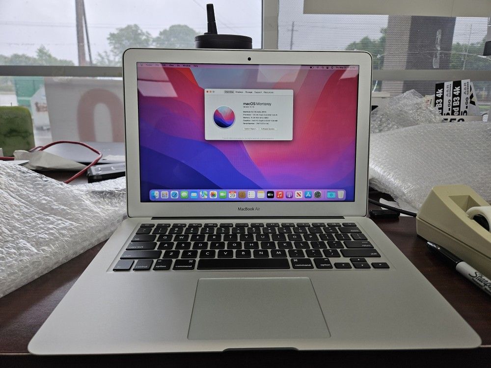 Apple MACBOOK AIR 13.3 INCHES CORE i5 Processor 8gB Ram 256gb STORAGE 2017 Model Excellent Condition