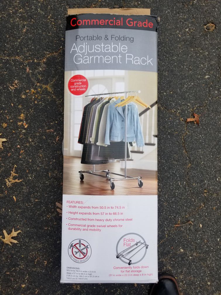Adjustable garment rack