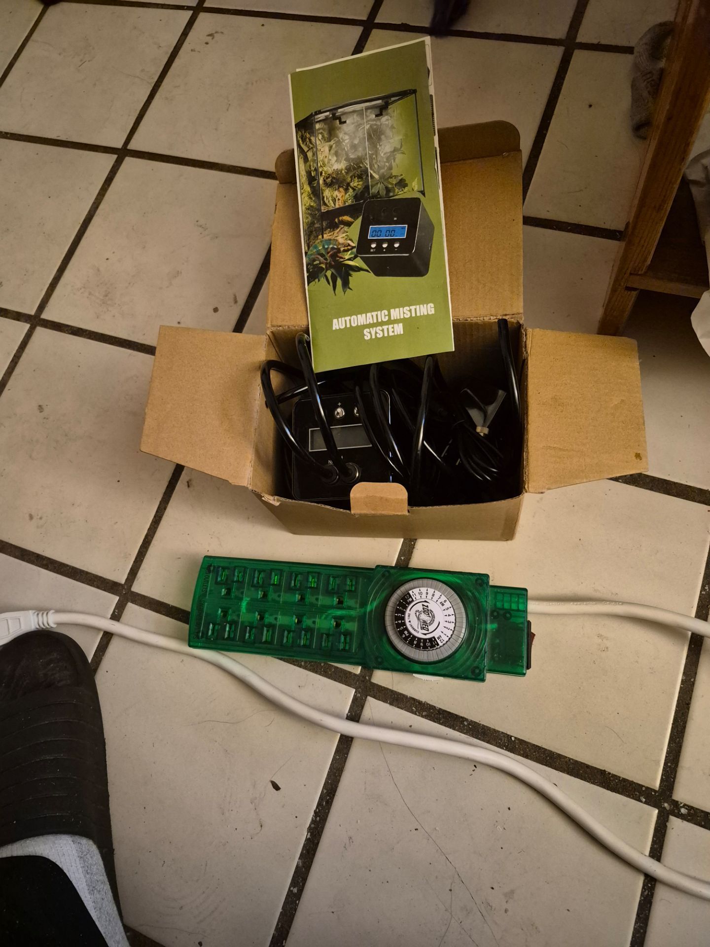 Reptile automatic spray system with all the tubes and elbow brand new and a plug timer with 8 outlets