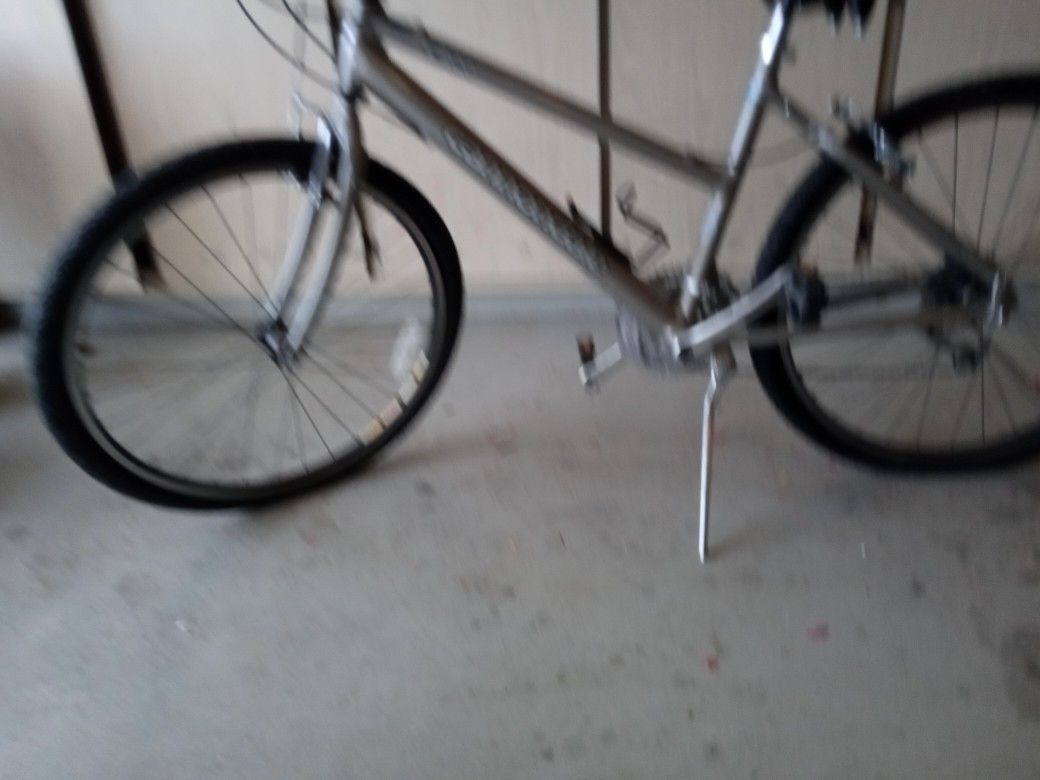 Women's Cannondale C400 Bike 26 Wheels, 17 in Frame, 24 Speed With Helmetg