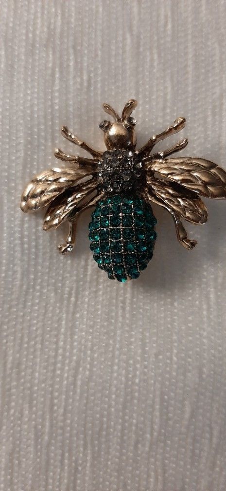 Bee-shaped brooch with gold tone and green details