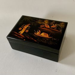Vintage  Lacquered jewelry box with a mirror 2/4.5/3”