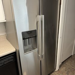 Whirlpool 28 cu. ft. Side by Side Refrigerator in Fingerprint Resistant Stainless Steel