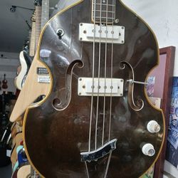 1960  echo Vintage.
Bass guitar