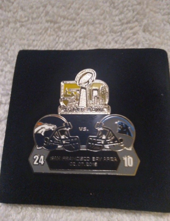 2016 Super Bowl 50 Denver Broncos vs Carolina Panthers Pin !!

