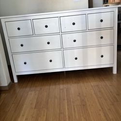White 8- Drawers Dresser .