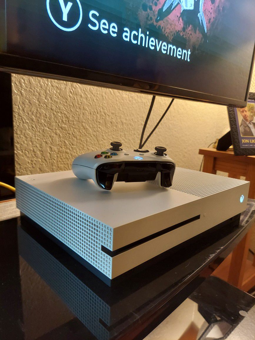 Xbox One S *Excellent Condition* w/ Controller