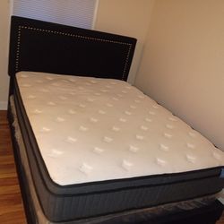 Cama completa con colchón Queen $350