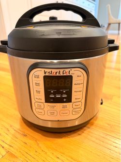 Instant Pot Duo 6-QT 7-in-1 Electric Pressure Cooker + Glass lid & accessories
