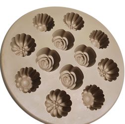 Pampered Chef Silicone Bakeware Floral Cupcake Pan Flower Roses