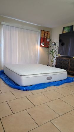 HIGH QUALITY KING SIZE FOUR SEASON MATTRESS FOR SALE! IN GREAT CONDITION, FREE DELIVERY