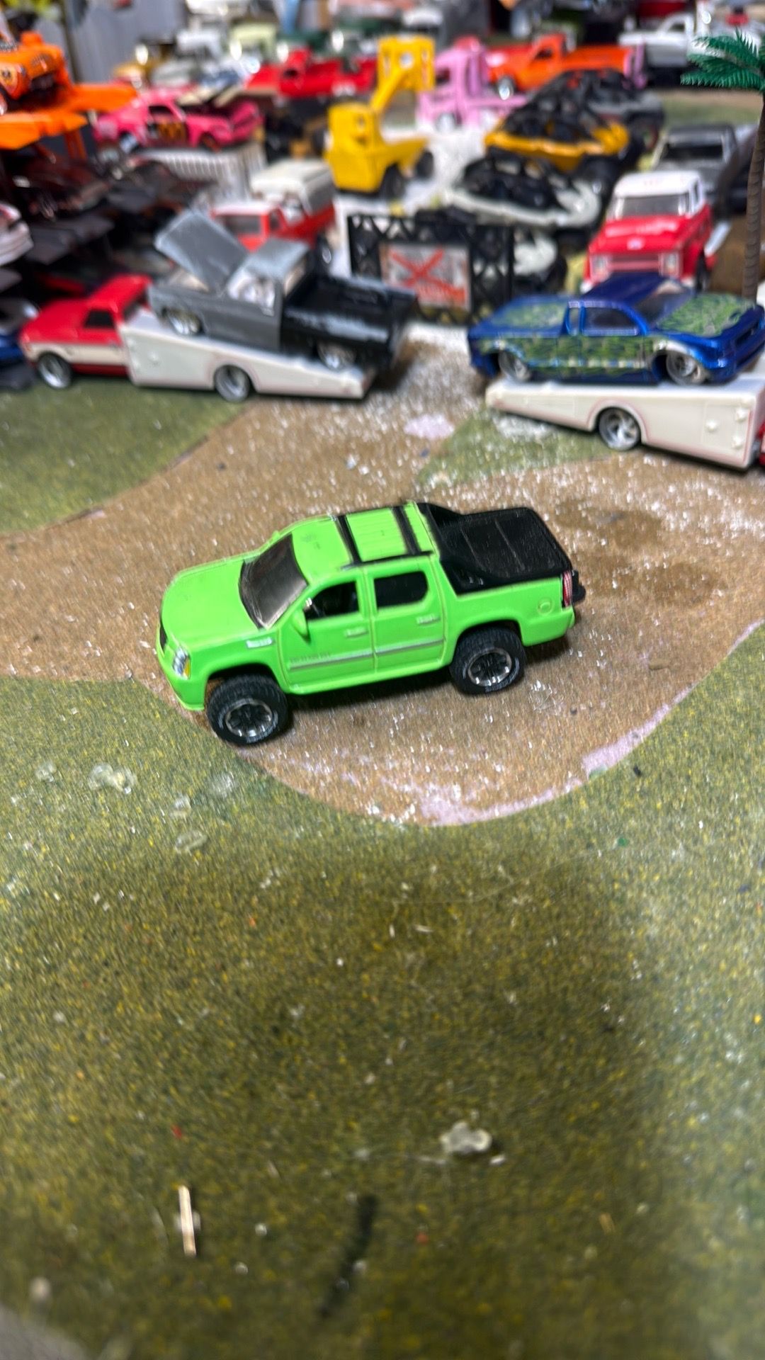 Maisto 1/64 scale 2007 Escalade Cadillac truck