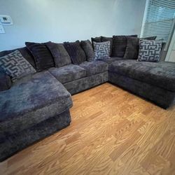 Get this amazing 😉 deal on this brand new GRAY OVERSIZED Sectional $999