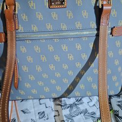 Dooney N Bourke 