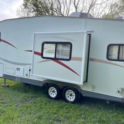 2006 prowler  5th wheel 28ft 1slide outs  Fully self-contained  Sleeps 6 Ac and Heat Stove Refrigerator Microwave Stand up shower