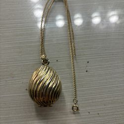 Vintage Avon Gold Tone Rope Chain Neckless W/Egg Shaped Perfume Locket 1960s