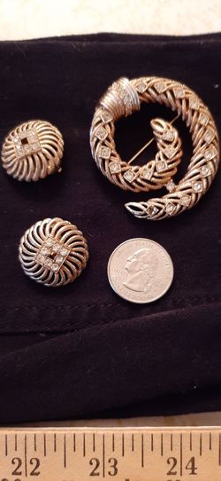 Vintage EC
 Brooch & clip earring set.