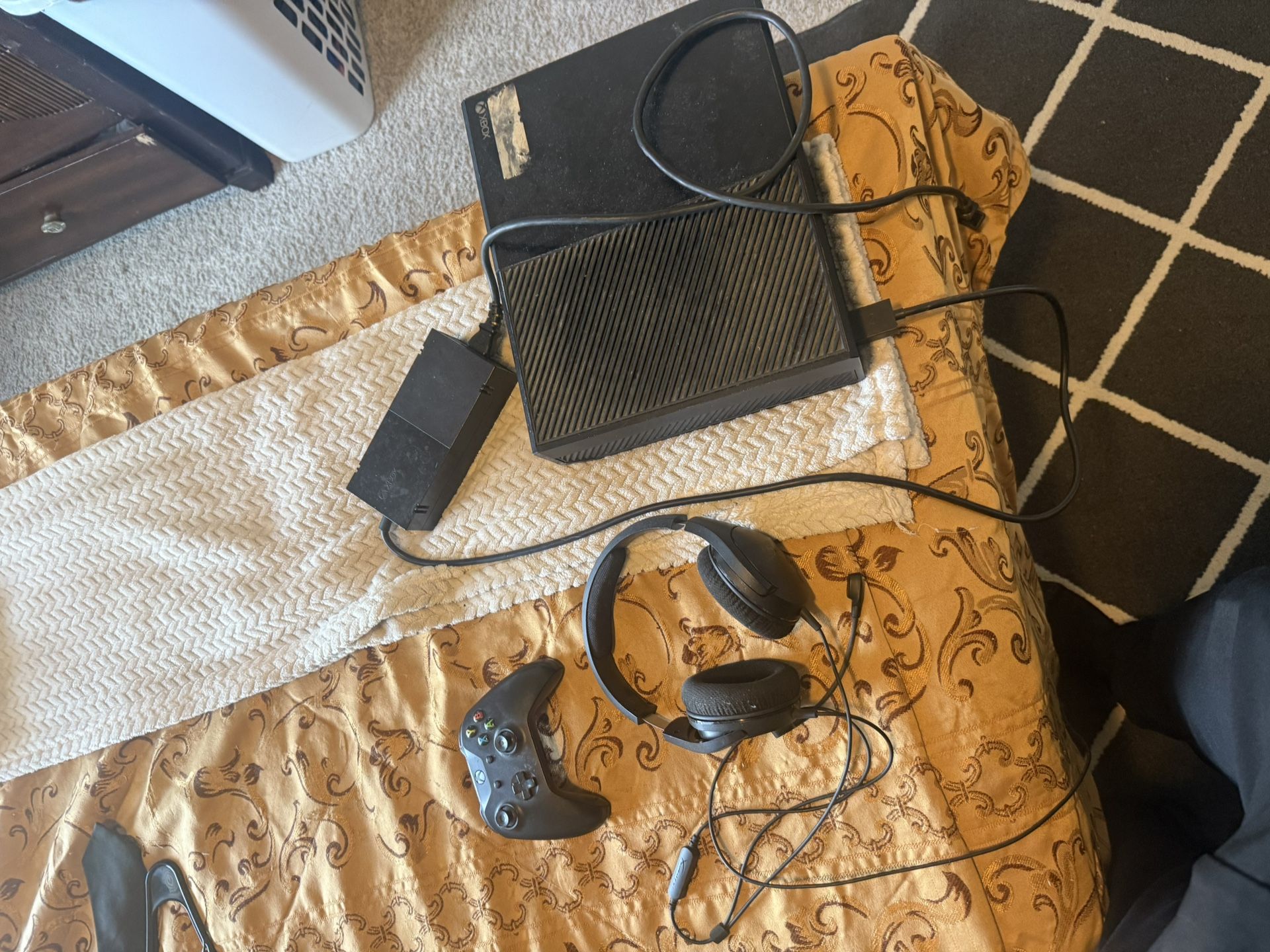 Xbox One + Controller & Headset