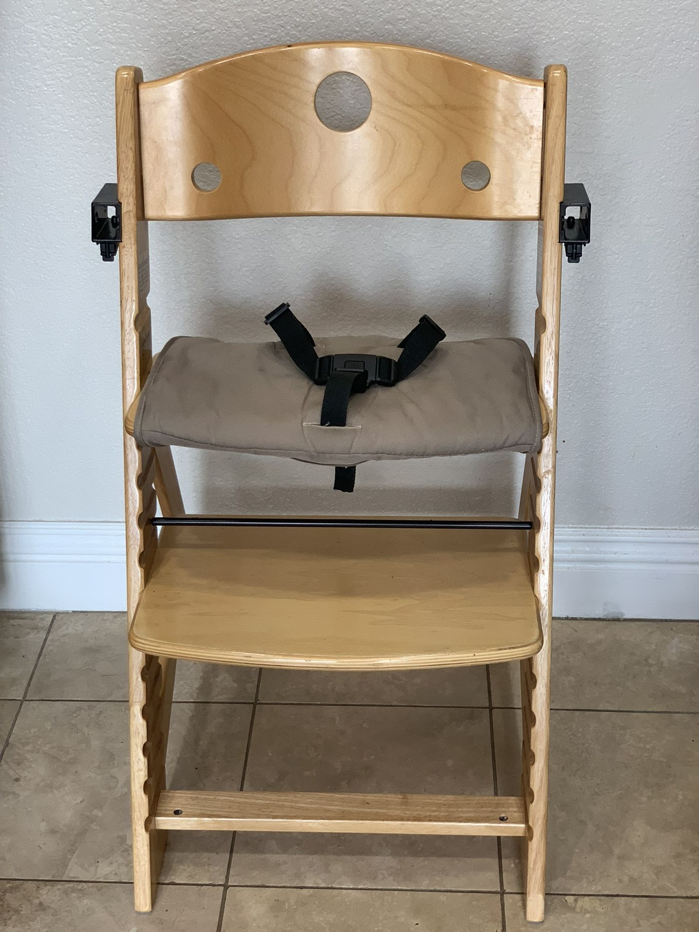 Keekaroo Wooden Kids Chair With Tray Hookups