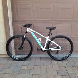 TREK MARLIN 5 MOUNTAIN BIKE  29 ER LIKE NEW ( MEDIUM)