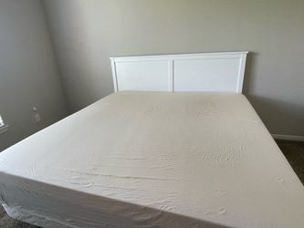 Tempur-Pedic King Mattress and Adjustable Base(Headboard included)