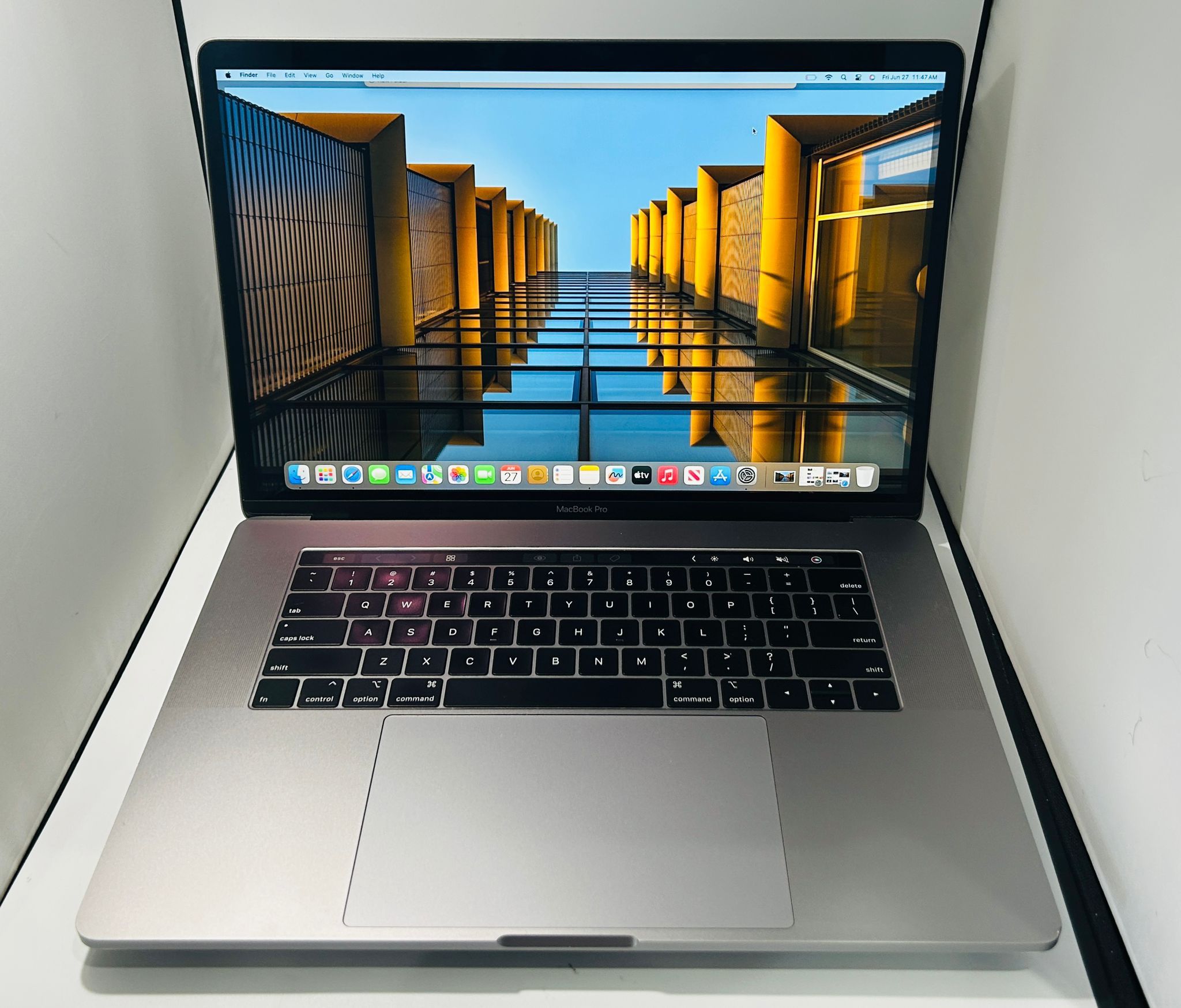 Apple MacBook Pro 15” 2019 CORE I9 32GB RAM 1TB Radeon Pro 560X 4GB VRAM Graphics Video//Photo Editing