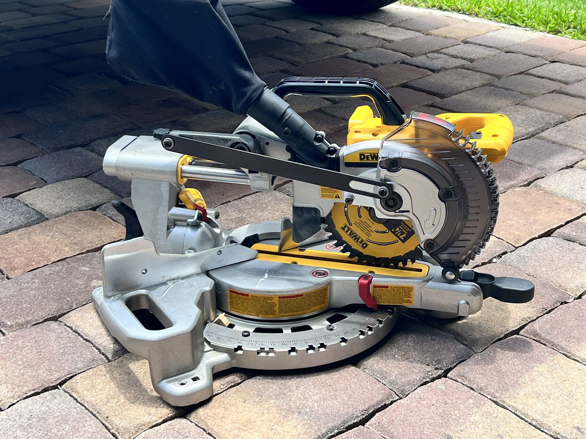 Dewalt 20V MAX Cordless 7-1/4 in. Sliding Miter Saw (Tool Only) for Sale in  Palm Beach, FL OfferUp