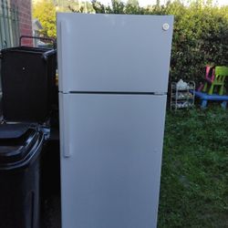 GE WITE FRIDGE NEW ! 