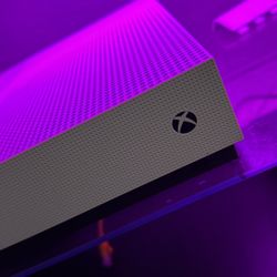 Xbox One White Comes With Multiple Controllers OBO