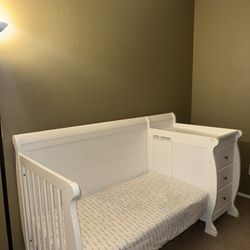 Bay Crib/toddler Bed With Changing Table 