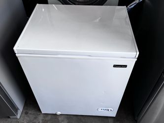5.0 cu. ft. Chest Freezer in White Dimensions: H 32.9 in, W 27.3 in, D 21.8 in