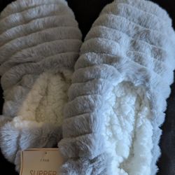 Women's Ribbed Faux Fur Cozy Pull-On Slipper Socks with Grippers Gray M/L Brand New with Tags  Never Worn 