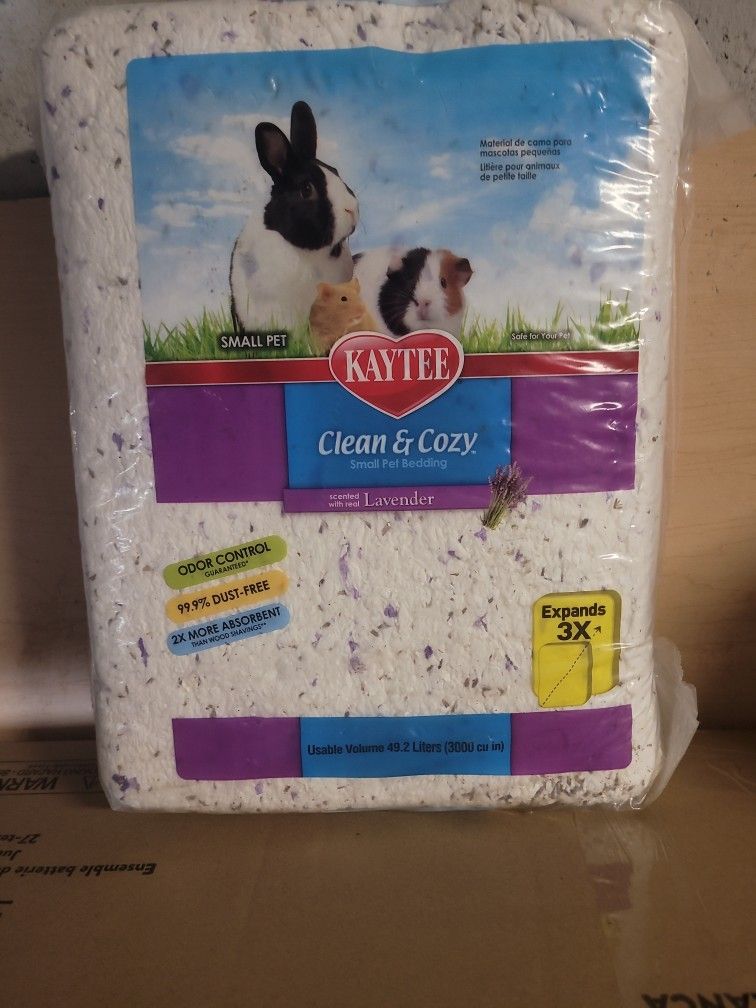 Kaytee Clean & Cozy Confetti Bedding for Pet Guinea Pigs, Rabbits, Hamsters, Gerbils, and Chinchillas, 49.2 Liters